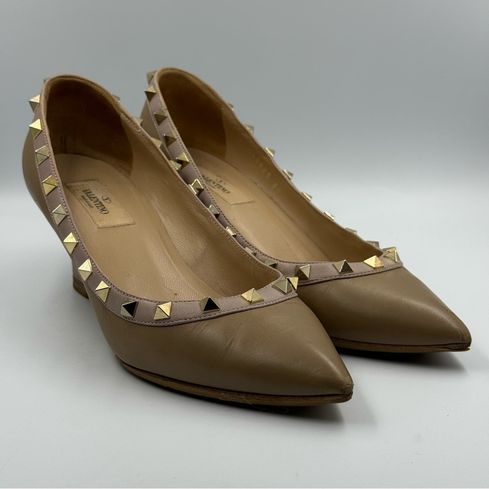 Valentino Garavani Rockstud Wedge Pumps in Beige Leather Size 38